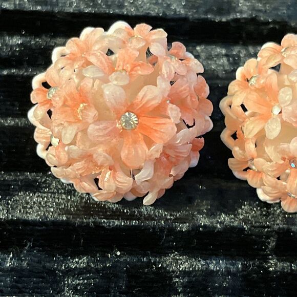 Vintage Pink Acrylic Bushel Of Daisies Austrian Crystals Screw Back Earrings - Picture 2 of 8
